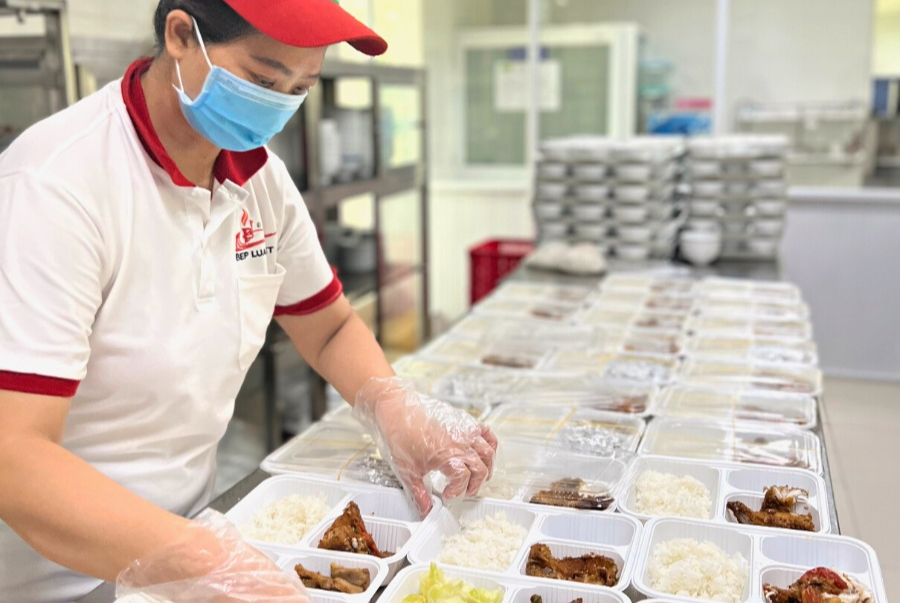 Nhân viên Bếp Lửa Việt luôn phục vụ khách hàng tận tâm
