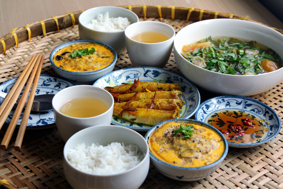 Bếp Lửa Việt - Hình 1. Bữa cơm canh chua cá kho dân dã